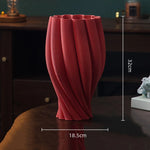 vase moderne rayures diagonales blanc orange rouge décoration maison arrangement floral