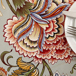 Ce motif de plumes colorées aux tons chauds et aux formes ondoyantes crée une impression de dynamisme et de mouvement, évoquant la richesse de la nature.