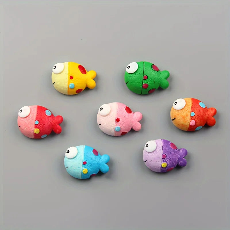 Ensemble de 5 aimants poissons magnétiques décoratifs sur un réfrigérateur