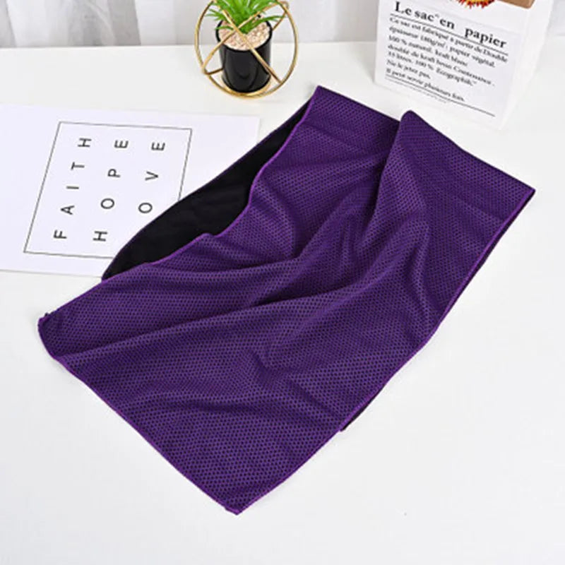 serviette sport bleu clair maille fine points noirs séchage rapide absorption élevée lavable machine