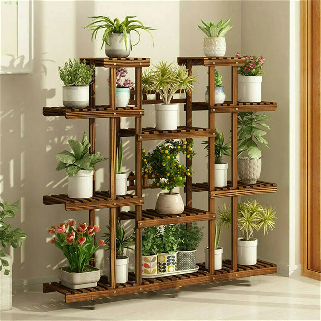 Étagère à plantes en pin naturel dans un jardin extérieur