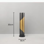 vase decoratif moderne noir doré geometrique arrangement fleurs table minimalistebranches feuilles rougeOpaque matelasse