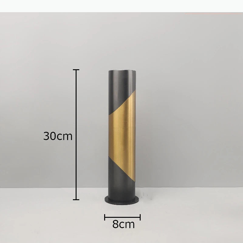 vase decoratif moderne noir doré geometrique arrangement fleurs table minimalistebranches feuilles rougeOpaque matelasse