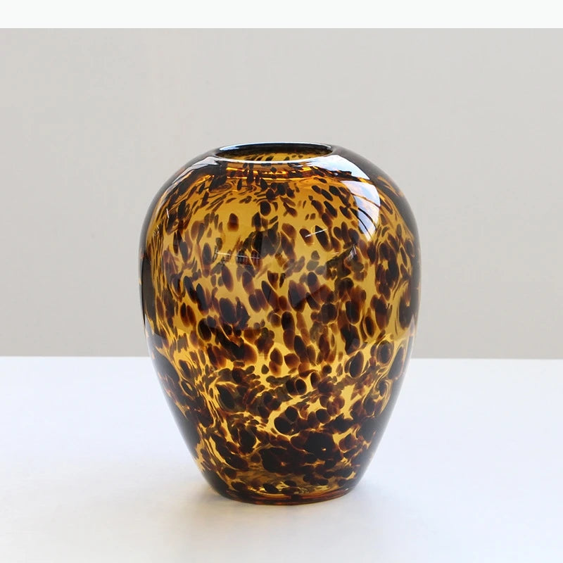 vase moderne imprimé léopard marron noir décoration intérieure arrangement floral pot fleurs terrarium table
