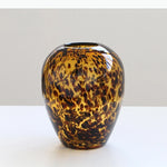 vase moderne imprimé léopard marron noir décoration intérieure arrangement floral pot fleurs terrarium table