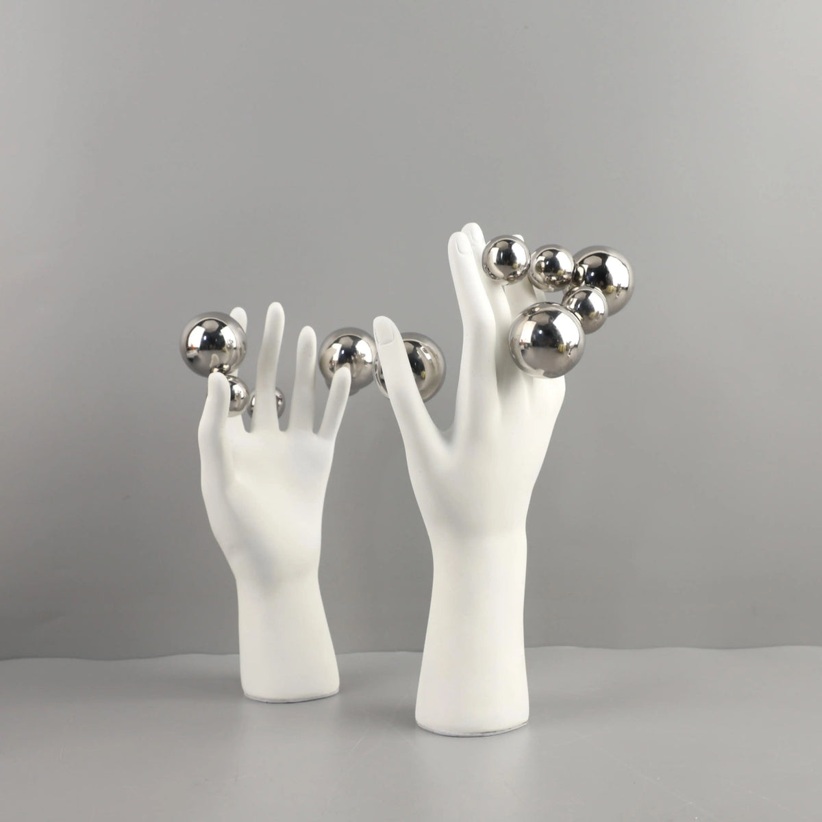 sculpture main humaine sphere argentee deco moderne blanc lisse brillante