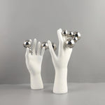 sculpture main humaine sphere argentee deco moderne blanc lisse brillante