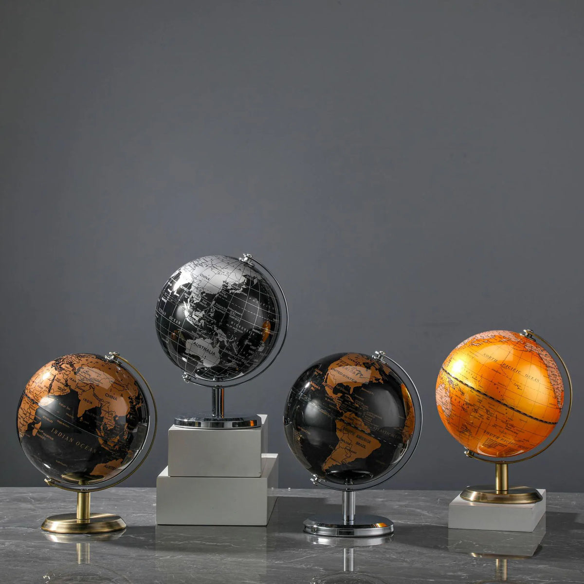 globe vintage cartographie détaillée continents océans noir doré décoration intérieure ornement table