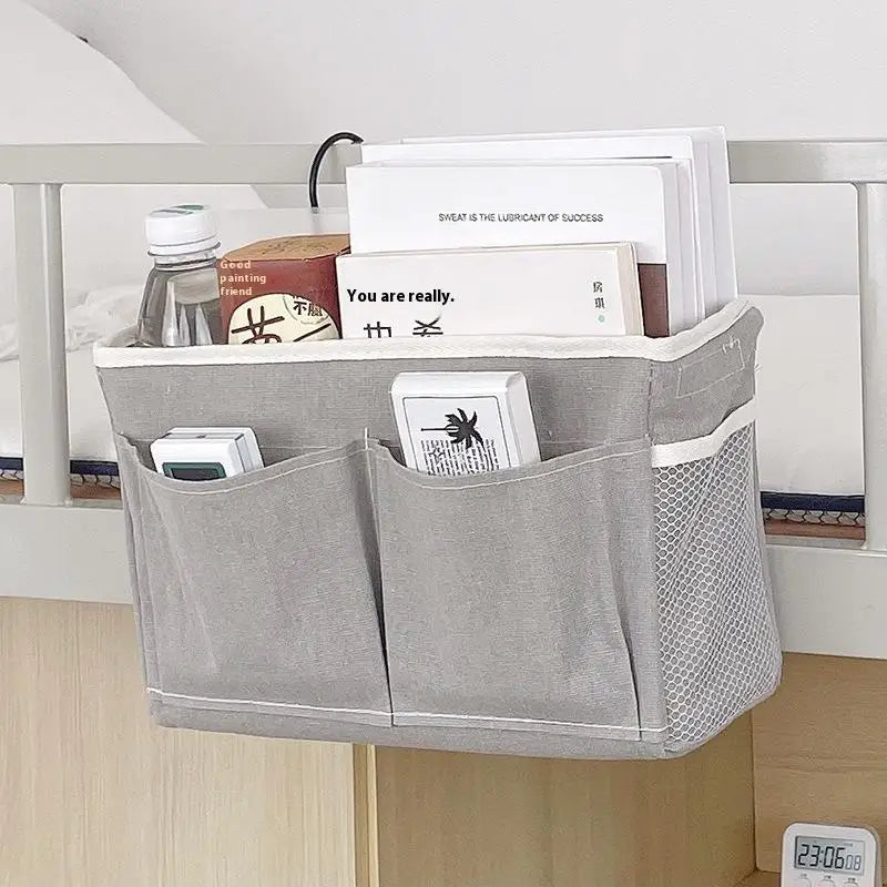 organisateur suspendu lit tissu texturé gris clair poches différentes tailles minimaliste fonctionnel