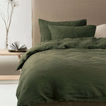 Parure de lit 200x200 en lin pur vert sur un lit double