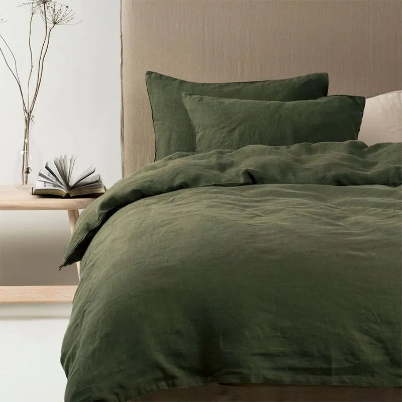 Parure de lit 200x200 en lin pur vert sur un lit double