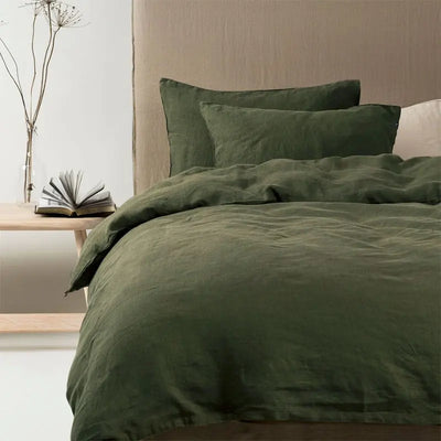 Parure de lit 200x200 en lin pur vert sur un lit double