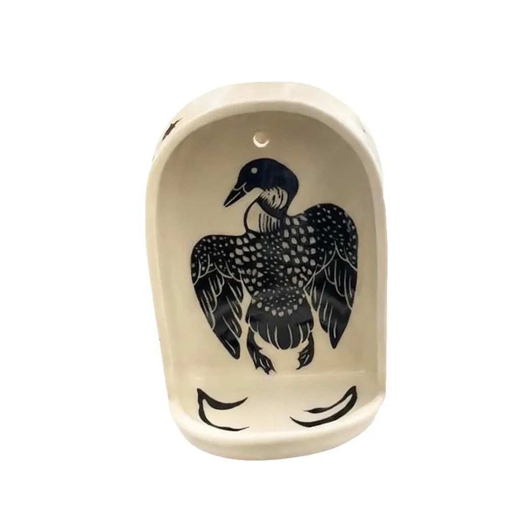 supports muraux décoratifs motifs floraux étoiles couleurs crème rouge noir savons bougies