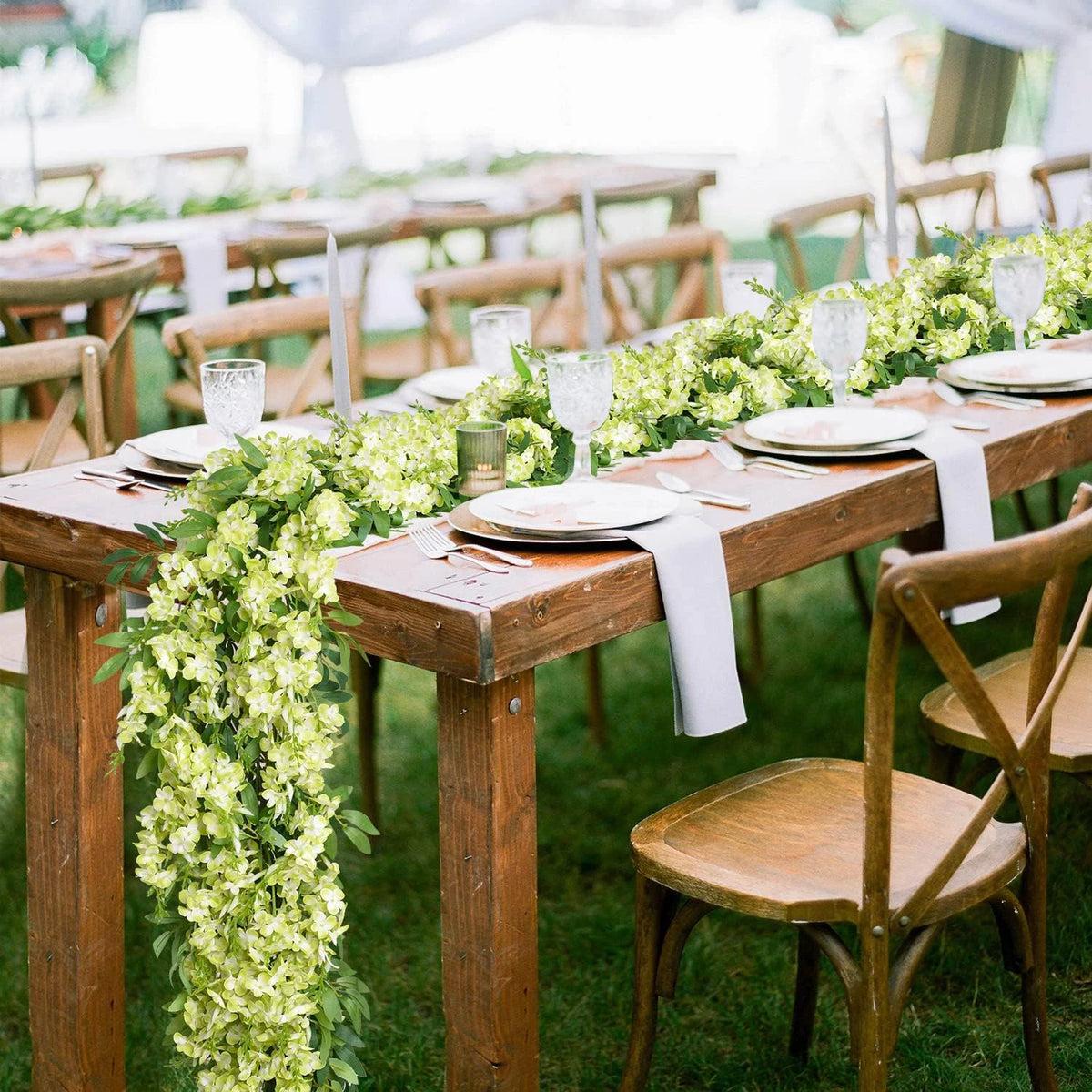 guirlande végétale naturelle fleurs vertes violettes blanches roses extérieur décoration maison jardin mariage festivités
