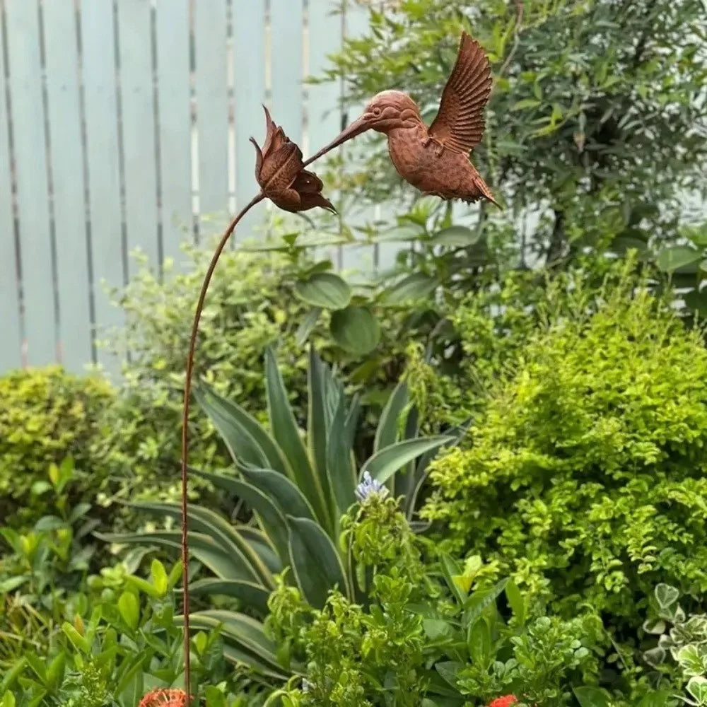 décoration jardin sculpture oiseau colibri fleur métal rouille ailes gravées tige plantable rustique