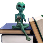 statue alien résine vert turquoise assis verre vin rouge décoration maison humoristique science fiction