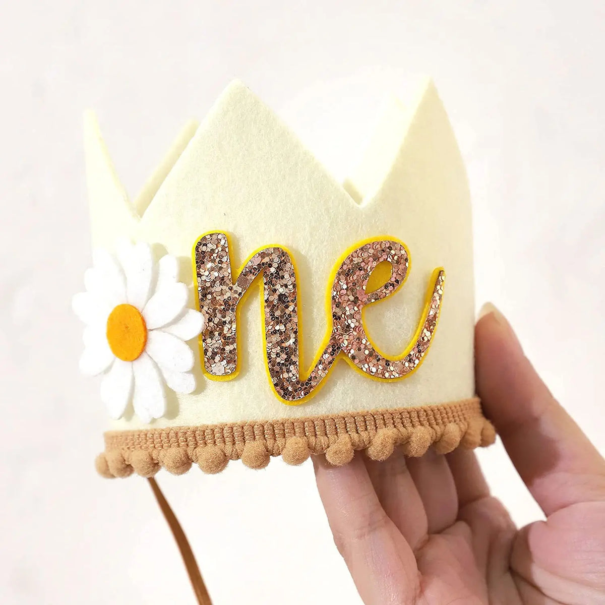 couronne anniversaire enfant fleur blanche dorée lettres scintillantes pompons beige festive