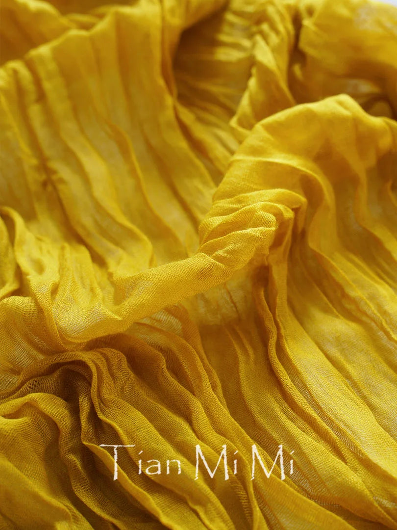 Drapé jaune vif, abondance de plis frissonnants et brillants, offrant une texture tissée captivante.