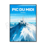 L'image représente l'affiche promotionnelle du Pic du Midi, une célèbre station de ski dans les Pyrénées françaises, avec une illustration stylisée du sommet enneigé et des montagnes environnantes sous un ciel bleu.