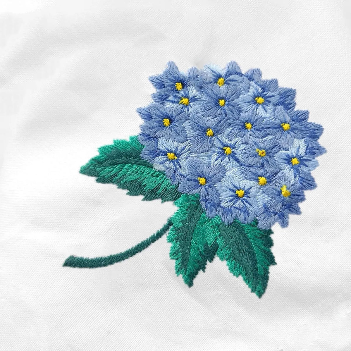 serviettes table brodées hydrangeas blanc bleu vert or élégantes mariage anniversaire
