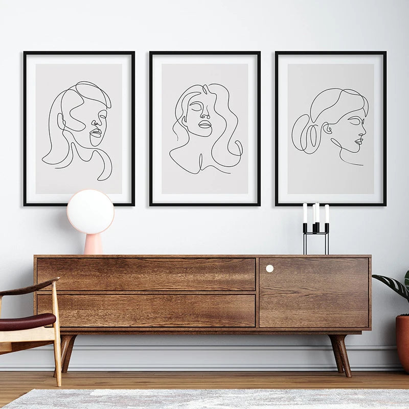 Tableau mural minimaliste dans un salon moderne au-dessus d'un canapé design