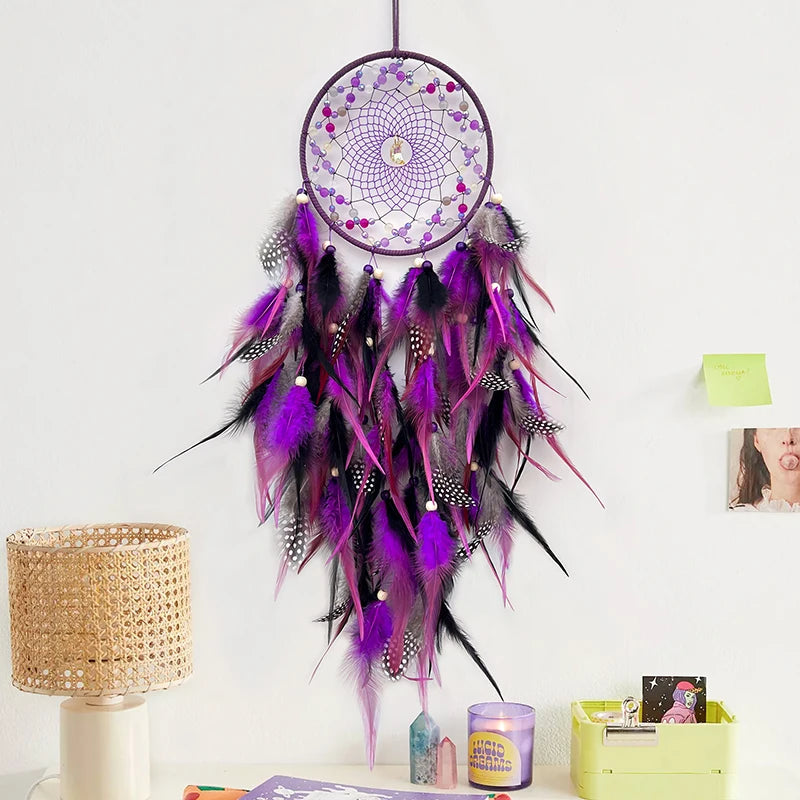 Un magnifique attrape-rêves violet et noir aux plumes multicolores, une décoration murale élégante et apaisante.