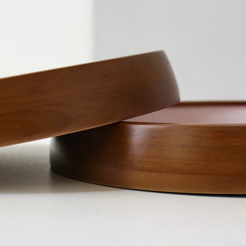 horloge murale minimaliste cadre marron aiguilles marron numeros blancs simple opacite sophistication decoration interieur