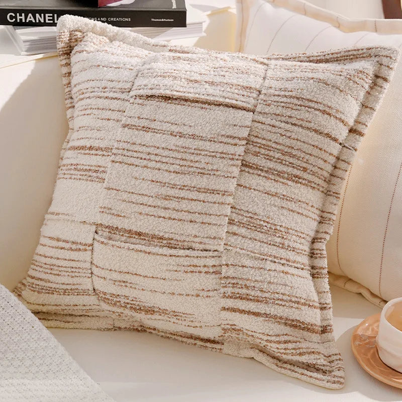 housse coussin décoration moderne motif géométrique brodé noir blanc pompons maison luxe