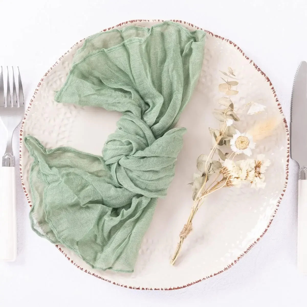 serviettes vert pastel coton léger crêpe classiques anneaux fleurs artificielles plante sèche dîner mariage