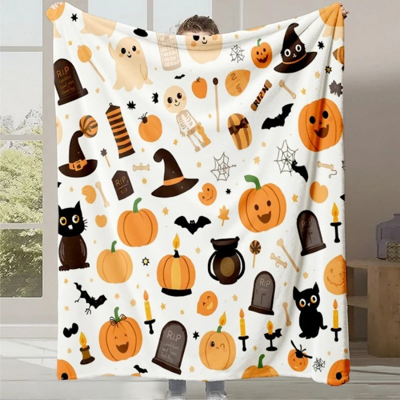 Couverture blanche avec des motifs d'Halloween colorés, notamment des citrouilles, des fantômes, des chats noirs et d'autres symboles d'Halloween.