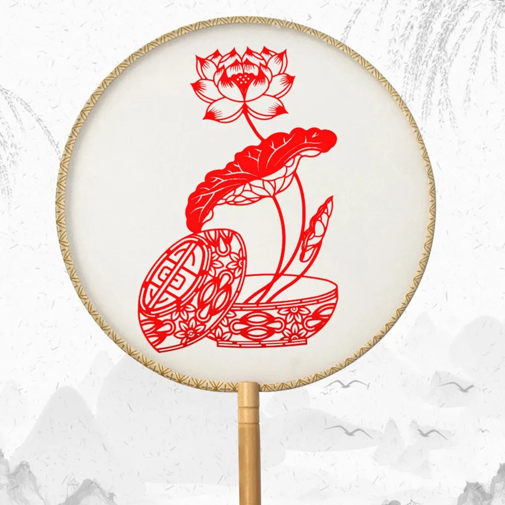 éventail artisanal traditionnel motifs floraux géométriques poignée bois pompon rouge soie tissée opacité festive