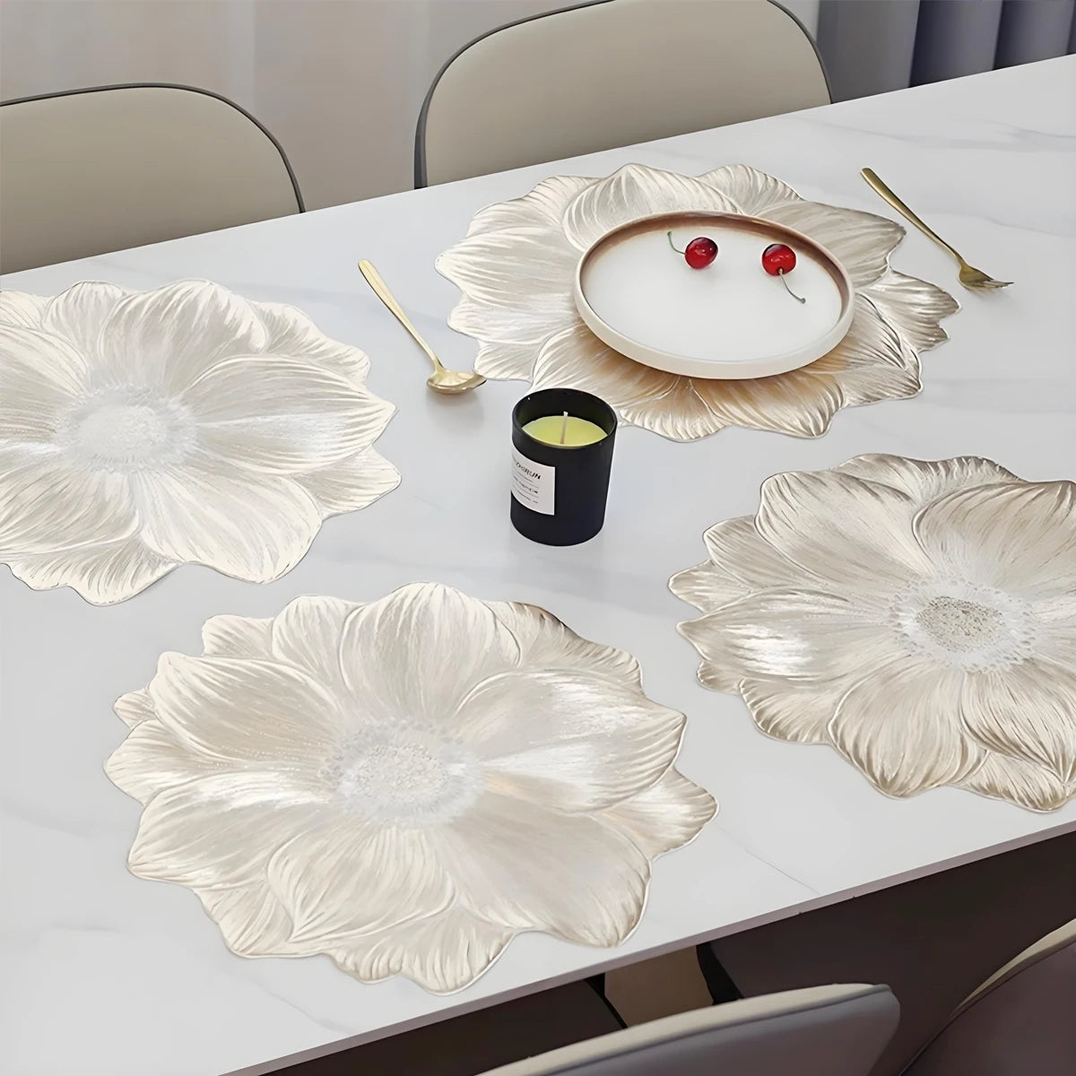assiette moderne élégante argentée dorée fleur stylisée relief plastique