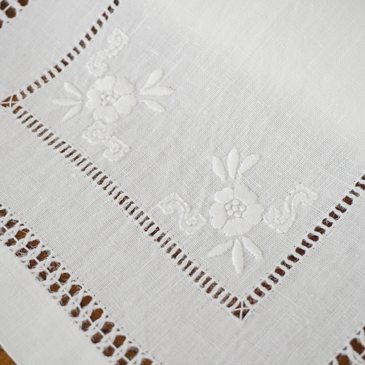 chemin table lin brodé floral motif géométrique blanc élégant traditionnel champêtre semi transparent rectangle