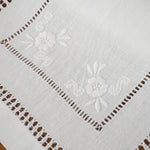 chemin table lin brodé floral motif géométrique blanc élégant traditionnel champêtre semi transparent rectangle