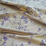tissu brocart polyester floral motifs pivoines beige jaune violet classique satiné coudre robe