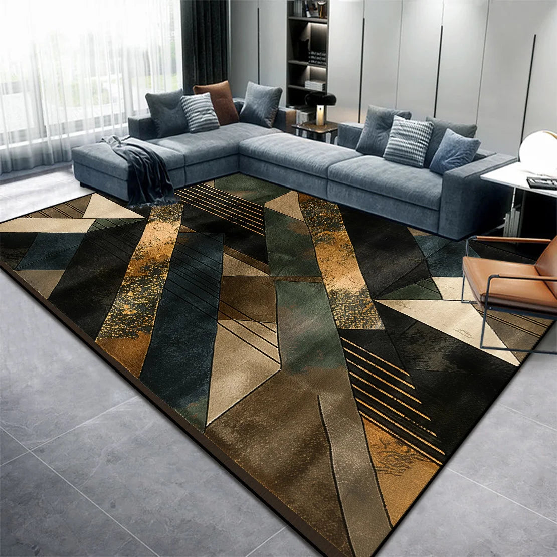 Un tapis décoratif moderne aux formes géométriques dorées et vert foncé, surplombé d'un canapé gris dans un intérieur contemporain.