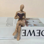 figurines decoratives modernes personnages lisant livres piles livres beige blanc orange minimaliste