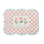 Tapis rose clair et blanc à motif de fleurs et de damier avec le texte "Enjoy life".