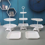 support gâteaux anniversaire blanc dentelle motifs floraux classique vintage niveaux assiettes carrées