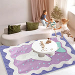 Un espace de jeu coloré et ludique avec des enfants s'amusant sur un tapis décoratif aux motifs marins.