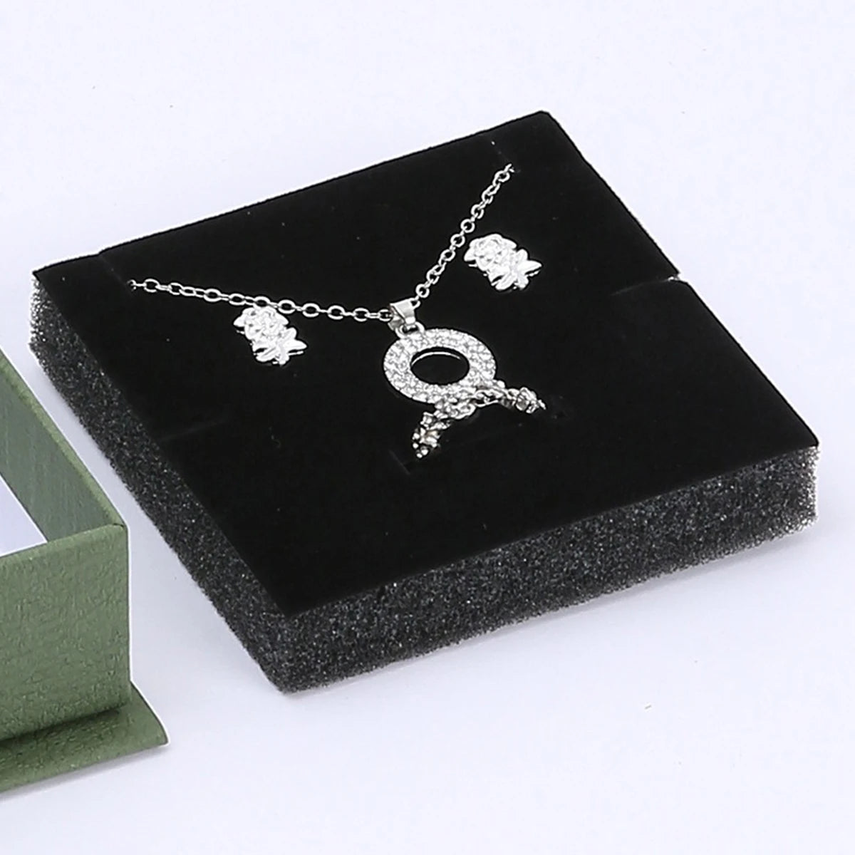 colliers bracelets bijoux velours noir classique vert rouge blanc porte bijoux organizer emballage