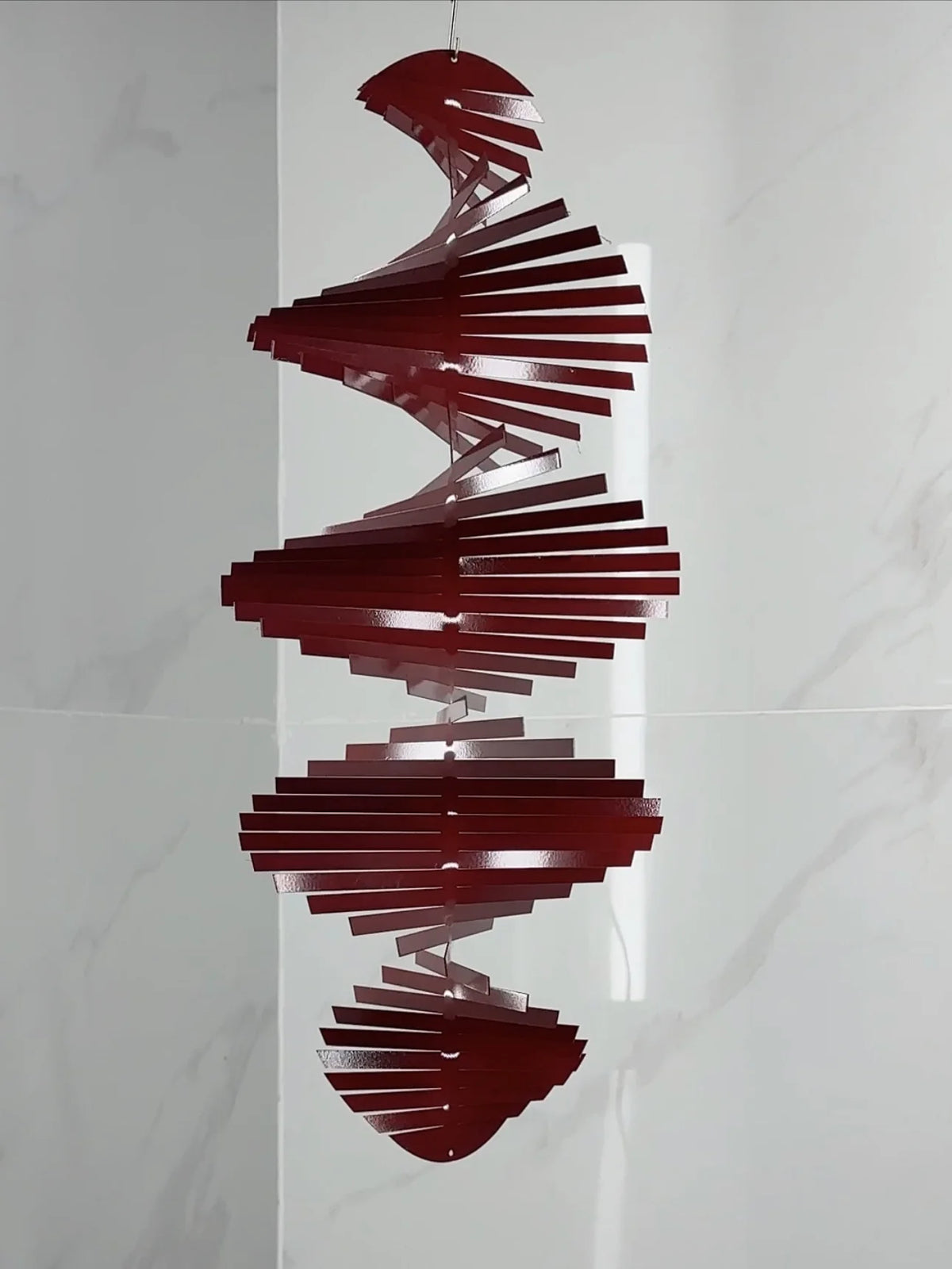sculpture spirale moderne vert bleu rose or rayures horizontales crochets acier inoxydable