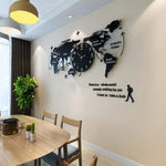 horloge murale moderne carte monde colorée aiguilles blanches textes noirs bleu noir transparent