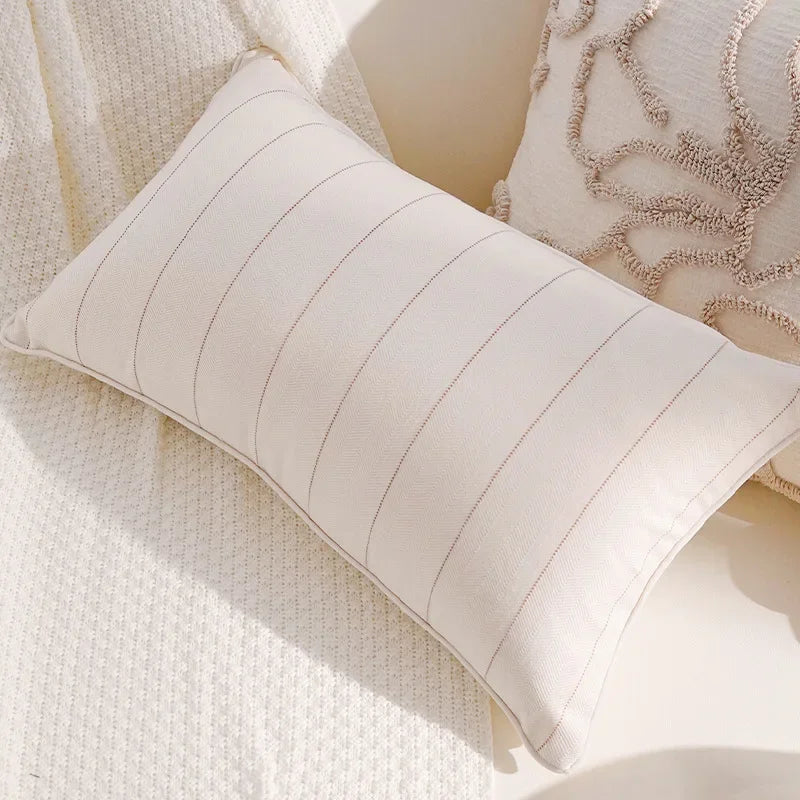 housse coussin décoration moderne motif géométrique brodé noir blanc pompons maison luxe