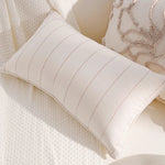 housse coussin décoration moderne motif géométrique brodé noir blanc pompons maison luxe