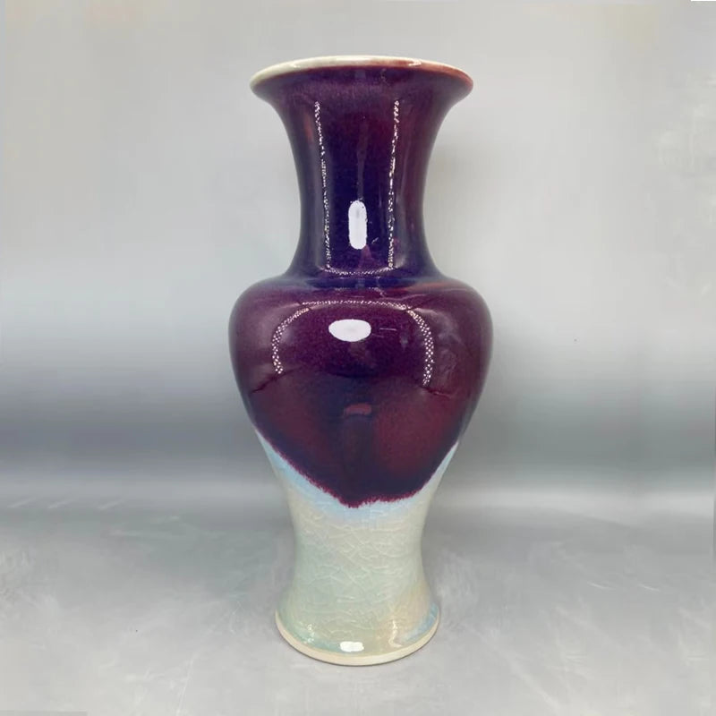 Ce magnifique vase en céramique pourpre présente une forme élégante et un riche émail aux reflets chatoyants.