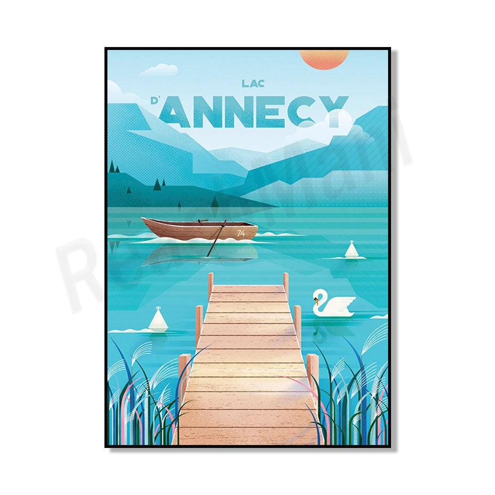 Un paysage paisible sur le lac d'Annecy, avec une barque sur l'eau et un ponton en bois entouré de végétation, le tout sous un ciel bleu et un soleil rougeoyant.