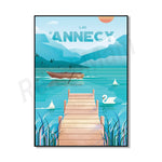 Un paysage paisible sur le lac d'Annecy, avec une barque sur l'eau et un ponton en bois entouré de végétation, le tout sous un ciel bleu et un soleil rougeoyant.