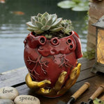 pot fleurs cœur anatomique rouge mains dorées plantes succulentes décoratives escargot poisson love speech
