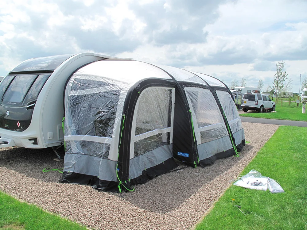 rideaux protection solaire camping car tissu opaque blanc noir gris clair moderne fonctionnel fixations